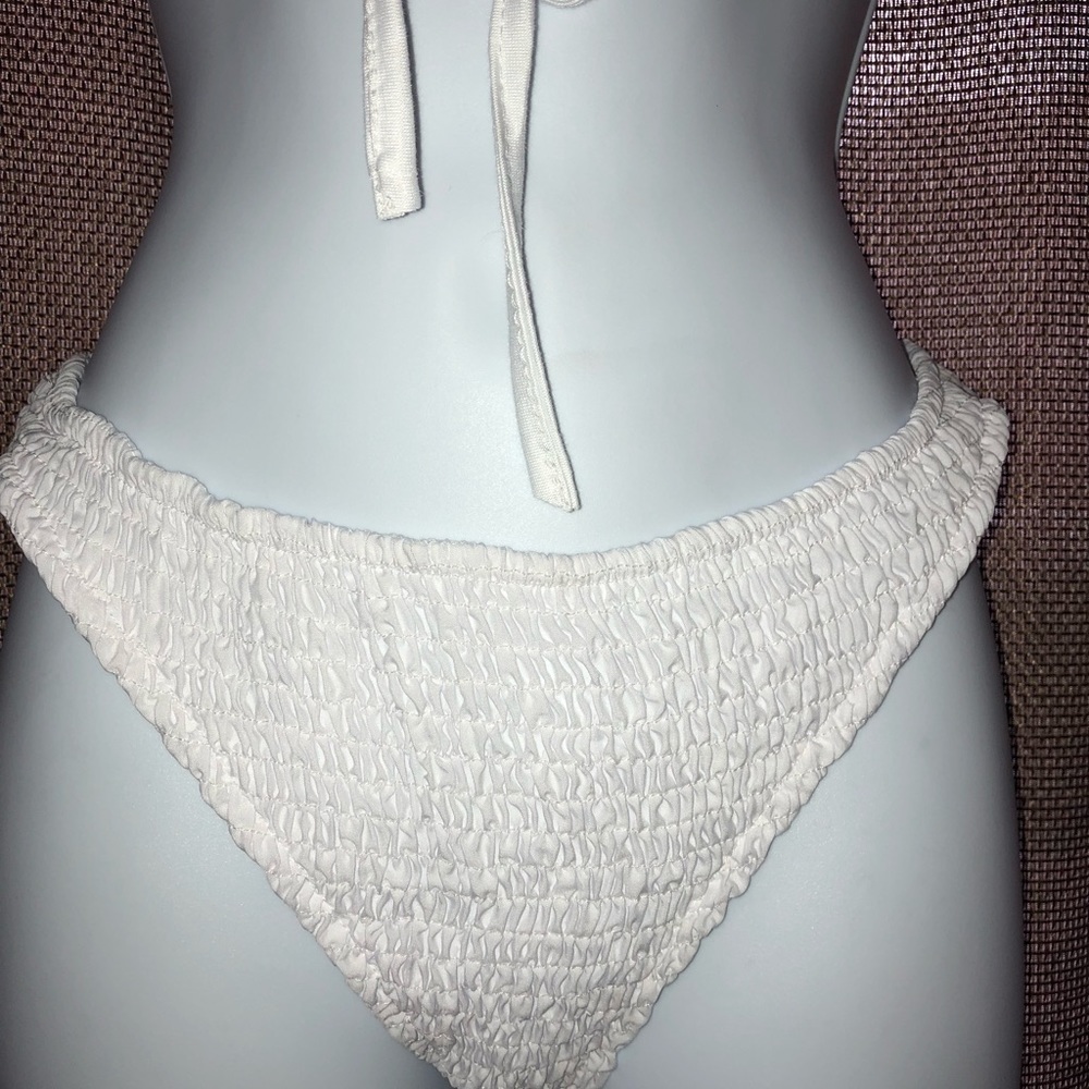 White bikini - Picture 3 of 3